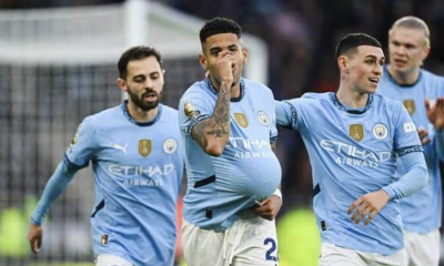 alt= Man City bat Arsenal et relance la lutte pour le titre.