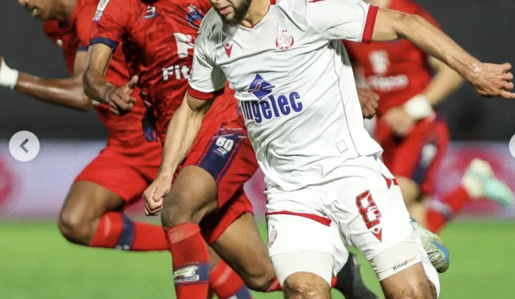 Le joueur du WAC H. Sakhi (Blanc) en lutte avec les défenseurs de l'OCS.