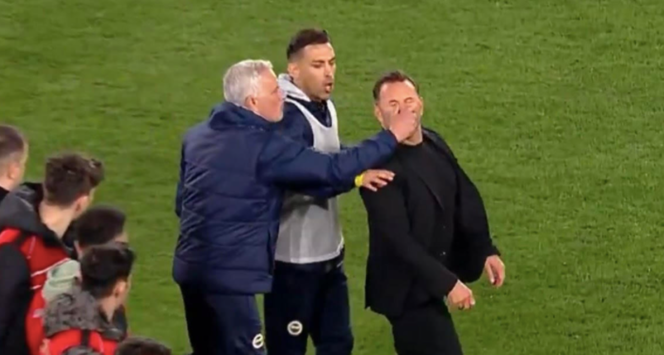 Mourinho dérape en Coupe de Turquie : un geste polémique.