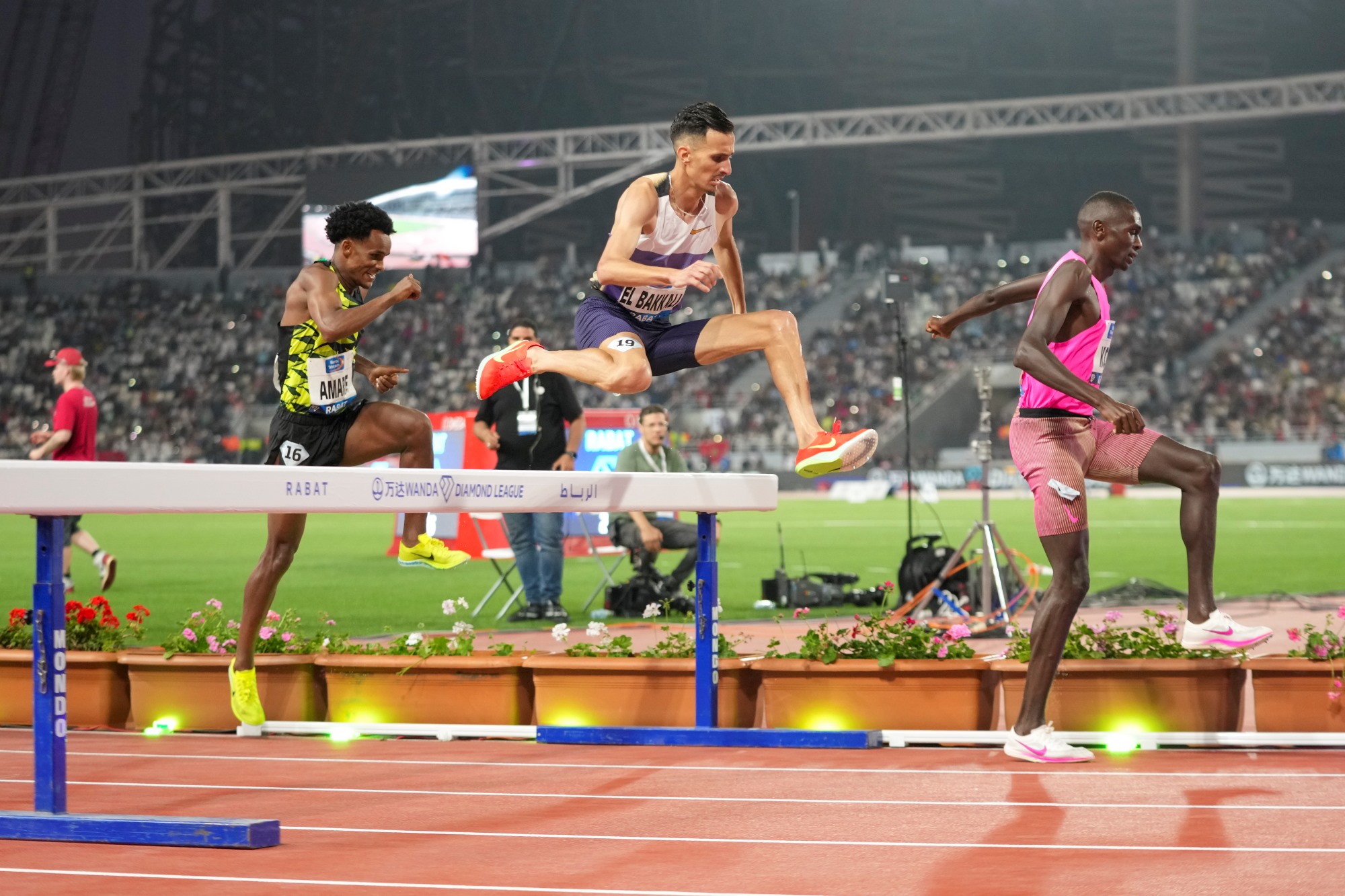 Soufiane El Bakkali dédie sa victoire sur le 3000 m steeple à sa mère à l'occasion de la fête des mères.