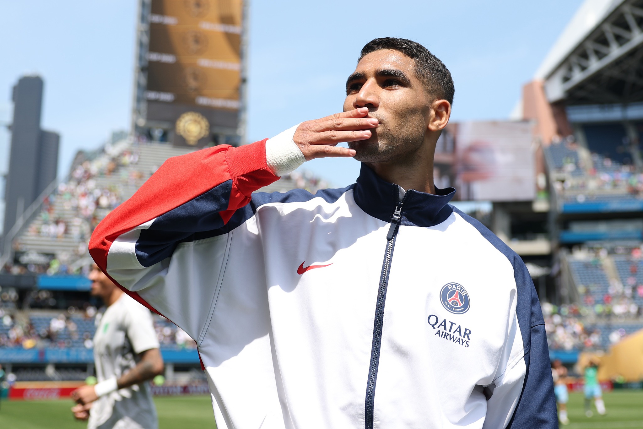Achraf Hakimi met la pression sur Messi avant le 8e de finale de la Coupe du monde entre le SG et l'Inter Miami.
