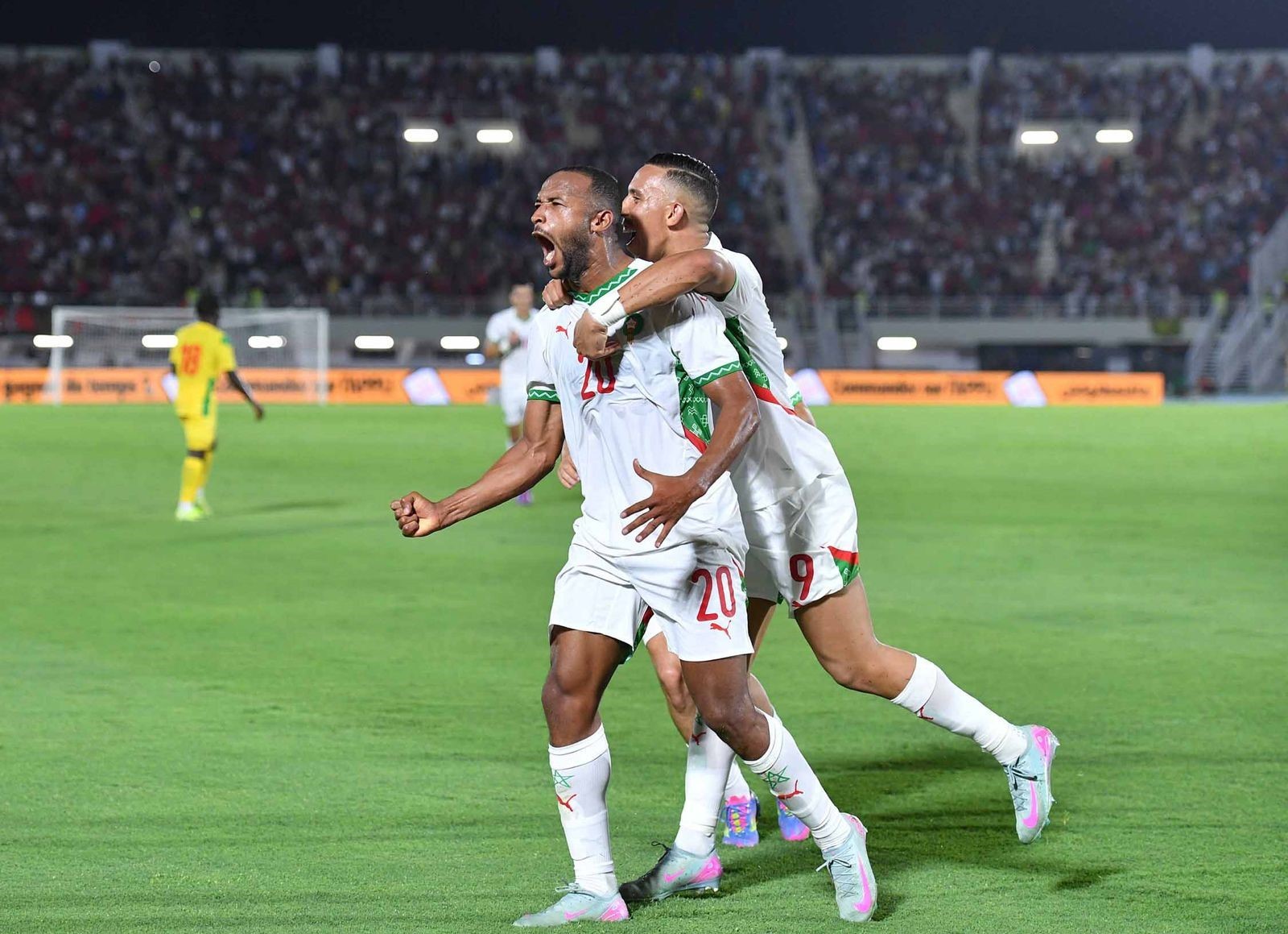 El Kaabi, buteur face au Bénin, célébrant son but avec Rahimi.