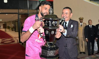 Son Altesse Royale le Prince Moulay Rachid remettant le prestigieux Trophée de la Coupe du Trône ; à Khalid Alaoui, capitaine de l'Olympic de Safi,
