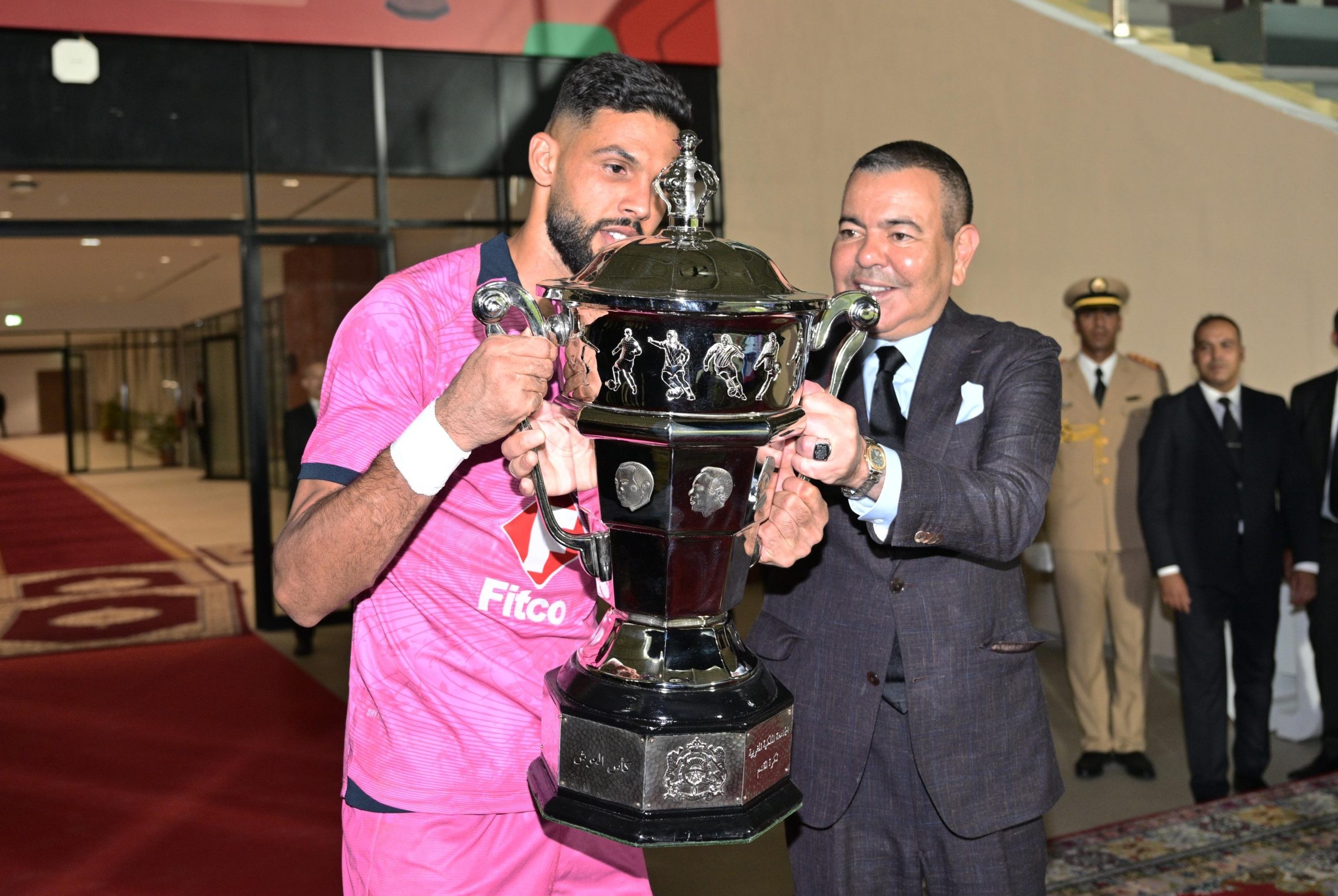 Son Altesse Royale le Prince Moulay Rachid remettant le prestigieux Trophée de la Coupe du Trône ; à Khalid Alaoui, capitaine de l'Olympic de Safi,
