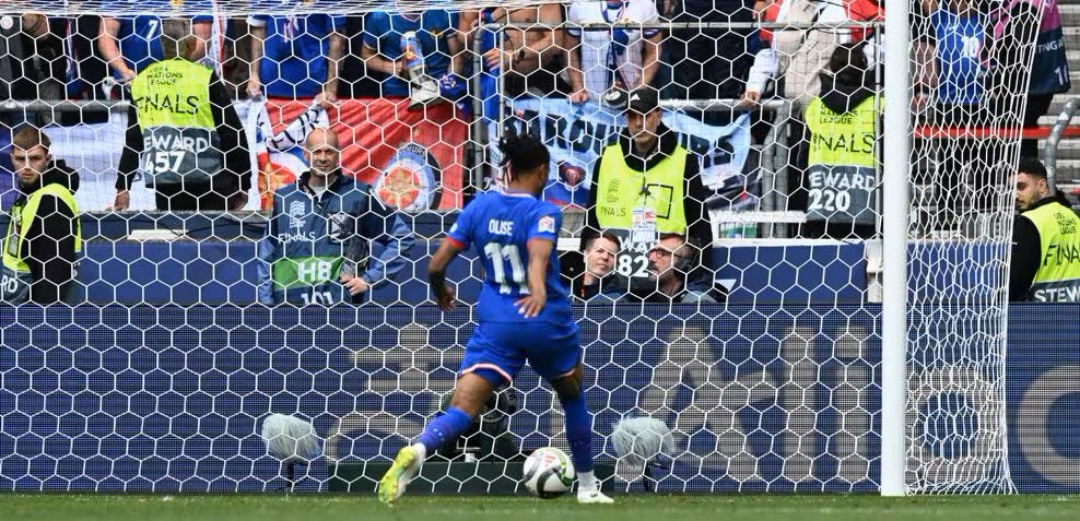 Olise marque le but de break pour la France.