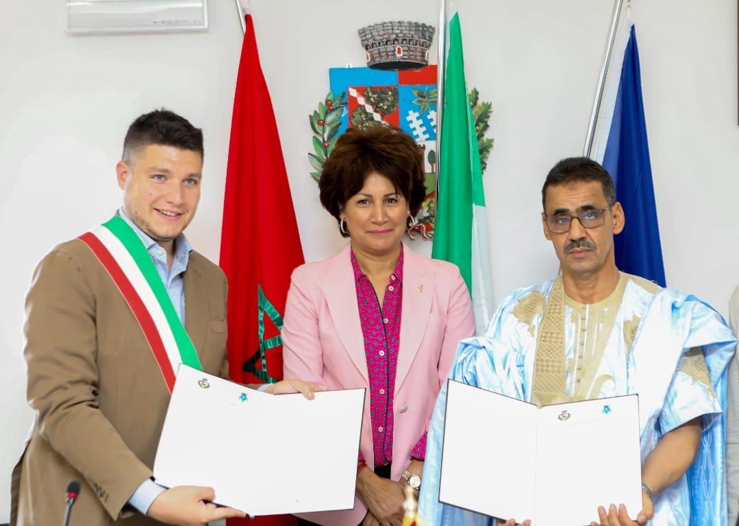 Abba Mahmoud, président de la commune d’Assa, a apposé sa signature. Son homologue italien, M. Leonardo Perugi, représentait Toano. Mme Nezha Bidouane, présidente de la Fédération Royale Marocaine du Sport pour Tous, a honoré l’événement de sa présence..