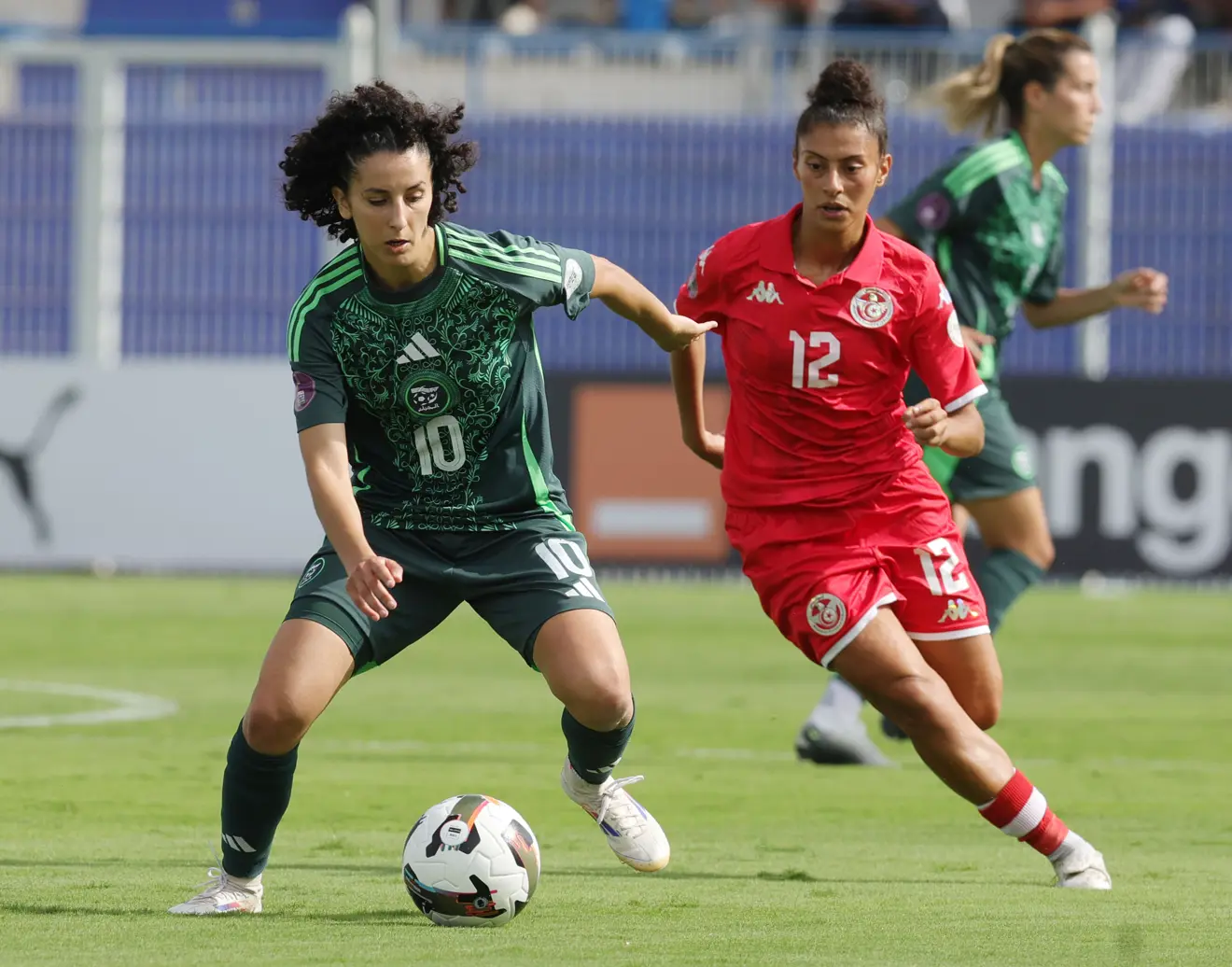 Phase de jeu de la rencontre Algérie - Tunisie en Coupe d'Afrique féminine.