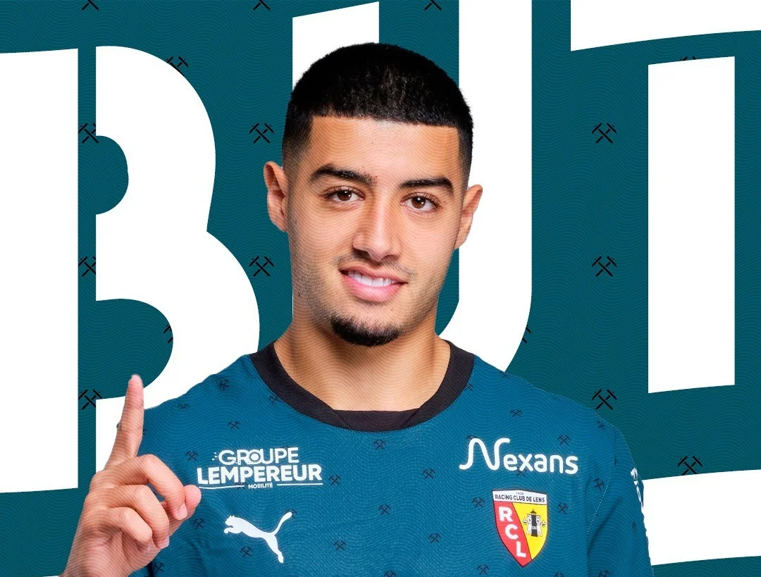 Anass Zaroury avec le maillot du RC Lens, incertitude sur son avenir.