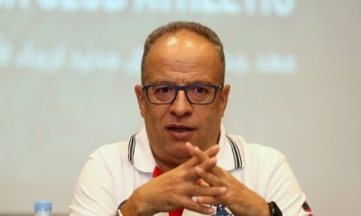 alt="Abdelaziz El Badraoui, ancien président du Raja, lors d'une conférence de presse à Casablanca"