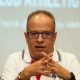 alt="Abdelaziz El Badraoui, ancien président du Raja, lors d'une conférence de presse à Casablanca"