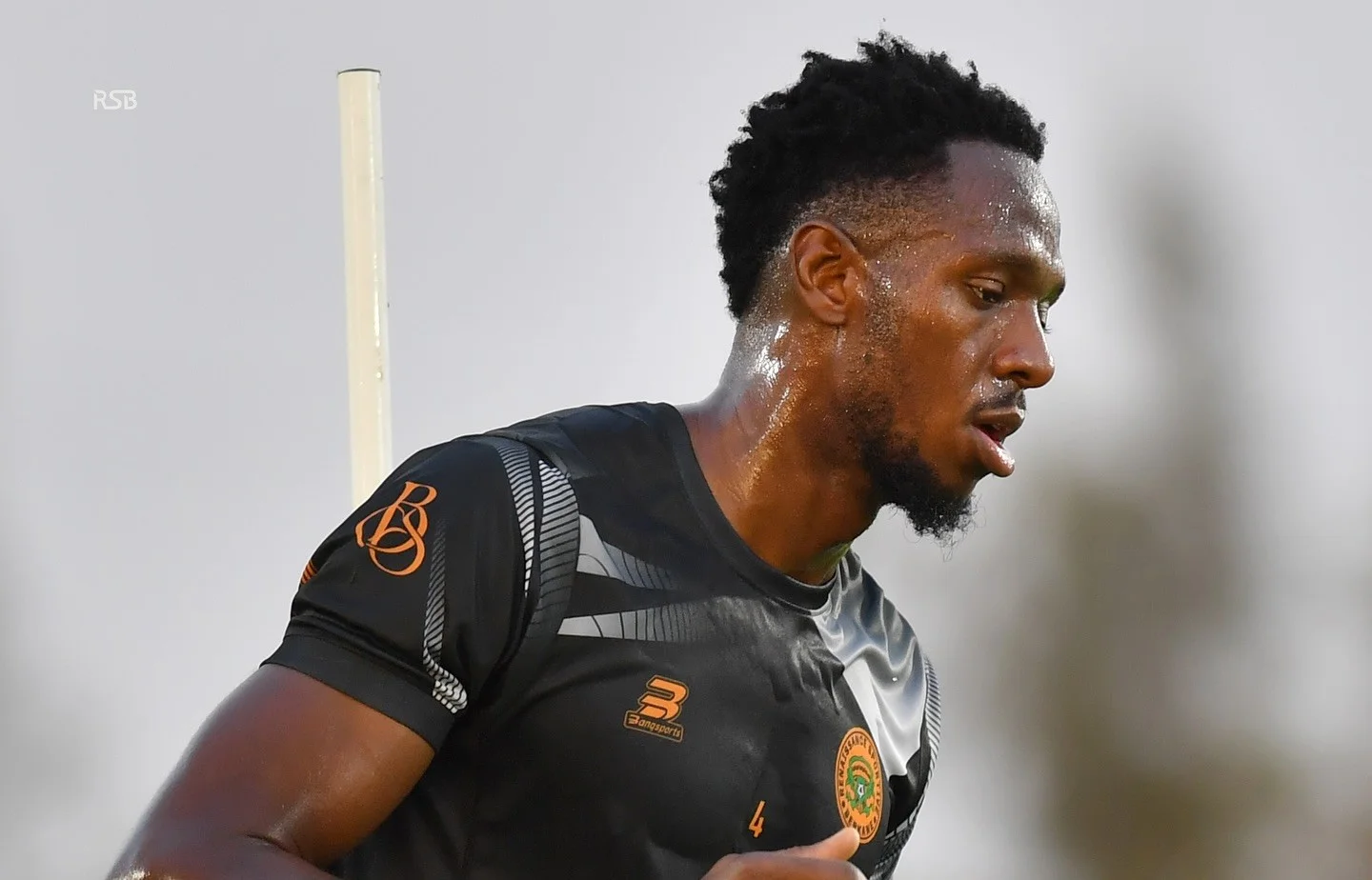 alt="Issoufou Dayo sous les couleurs de la RS Berkane, défenseur emblématique du club marocain."