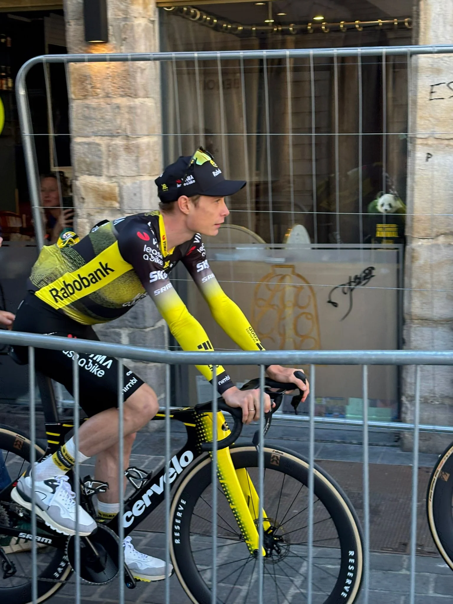 Jonas Vingegaard, l'un des grand favori de la victoire finale a passé une journée tranquille en attendant la montagne. Ph. Antoine Verjeot