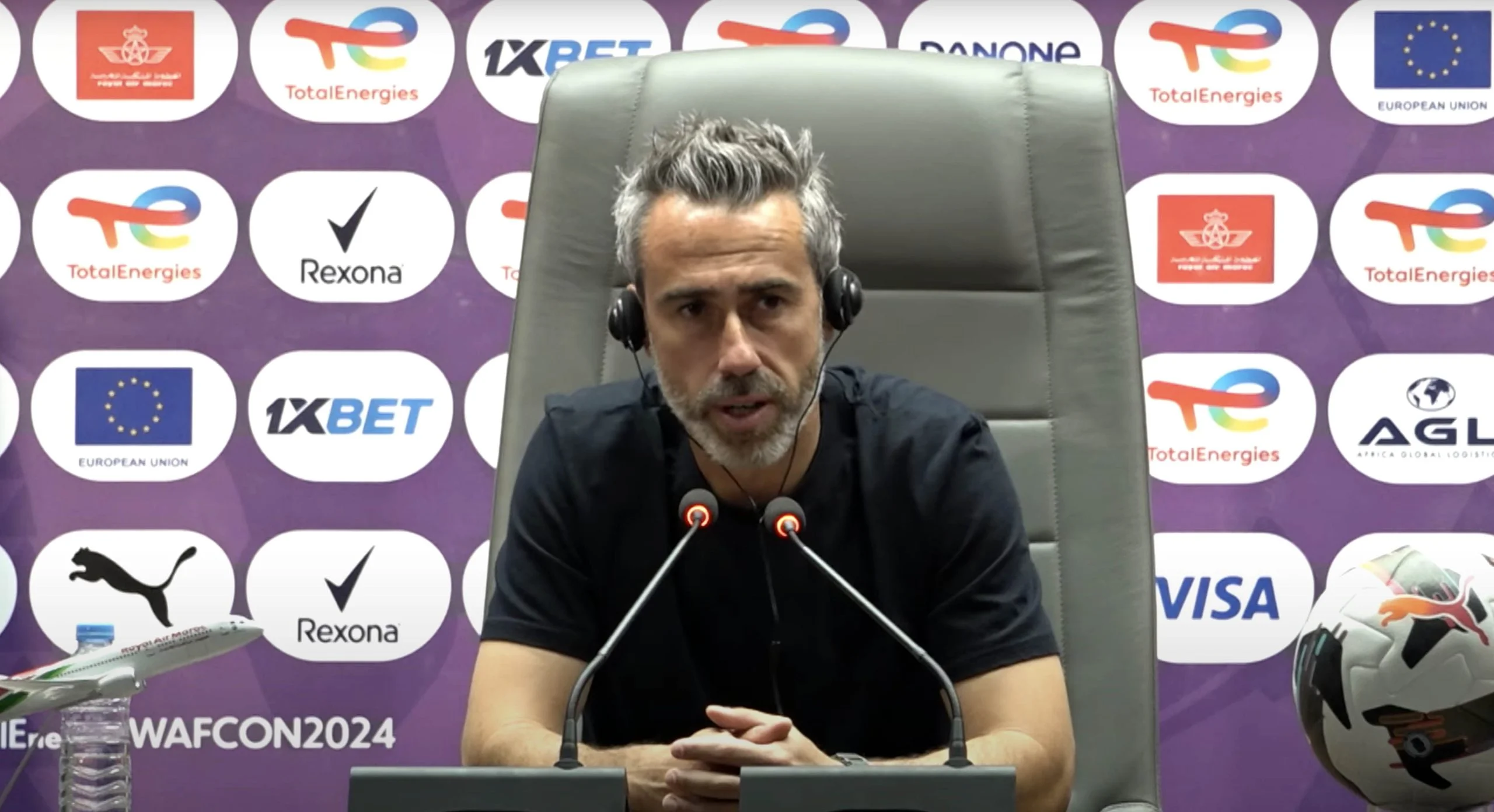 alt="Jorge Vilda en conférence de presse avant la finale CAN féminine 2024 entre le Maroc et le Nigeria"