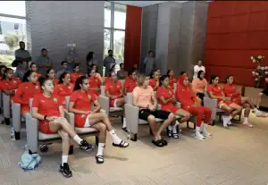 Fouzi Lekjaa a rendu une visite symbolique aux Lionnes de l’Atlas. L’objectif : galvaniser l’équipe nationale féminine avant son entrée en lice à la CAN féminine face à la Zambie, ce samedi 5 juillet à 21h.
