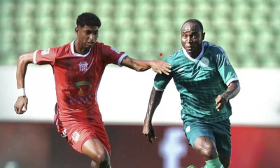 match amical Raja Hassania : Moses Orkoma à la lutte avec un joueur du Hassania