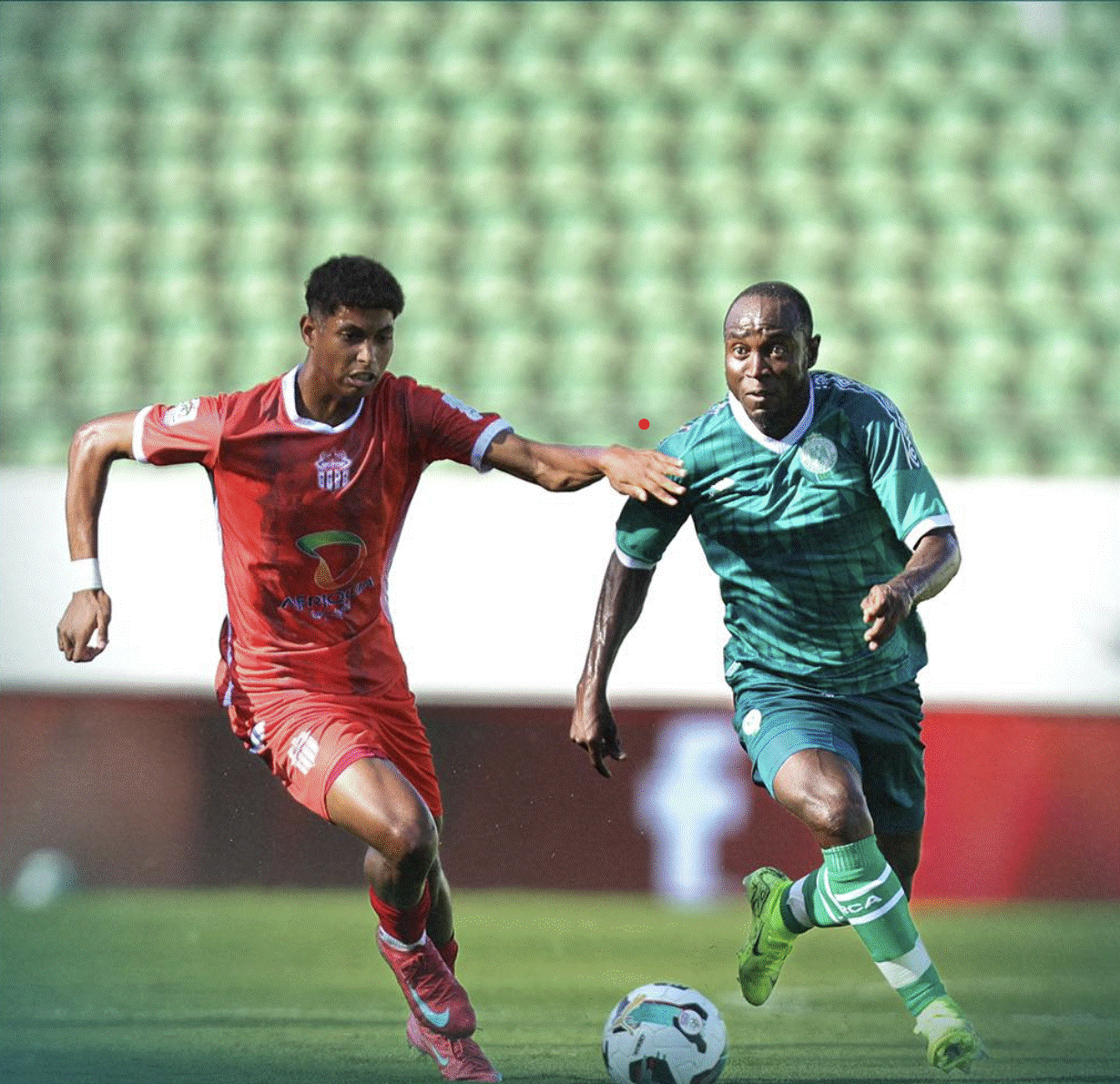 match amical Raja Hassania : Moses Orkoma à la lutte avec un joueur du Hassania
