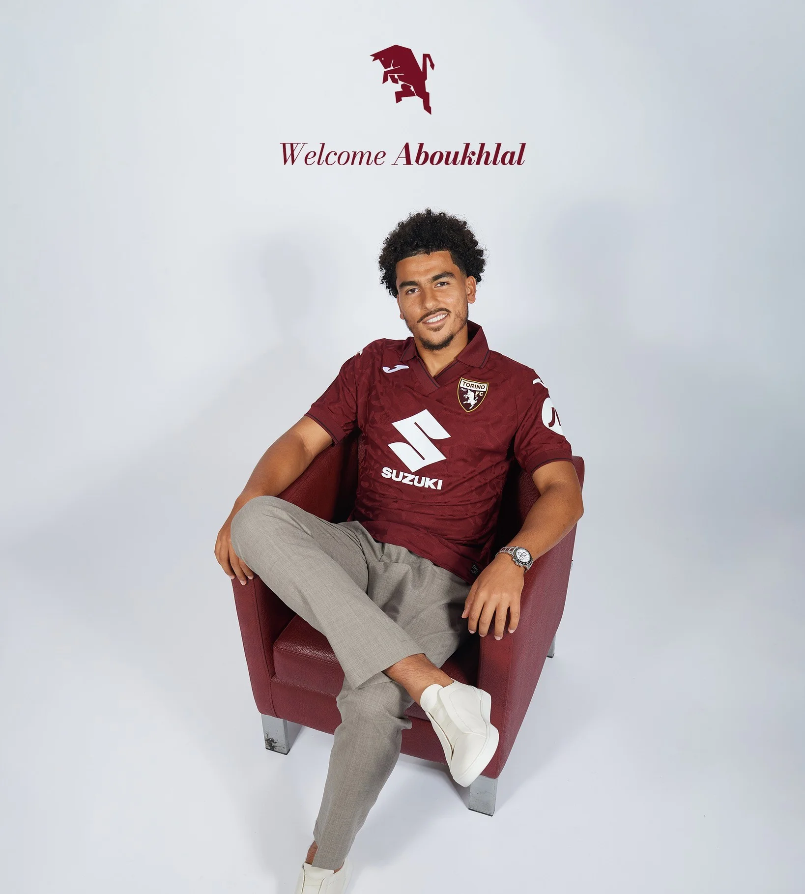 alt="Zakaria Aboukhlal en maillot du Torino FC assis sur un fauteuil lors de sa présentation officielle"