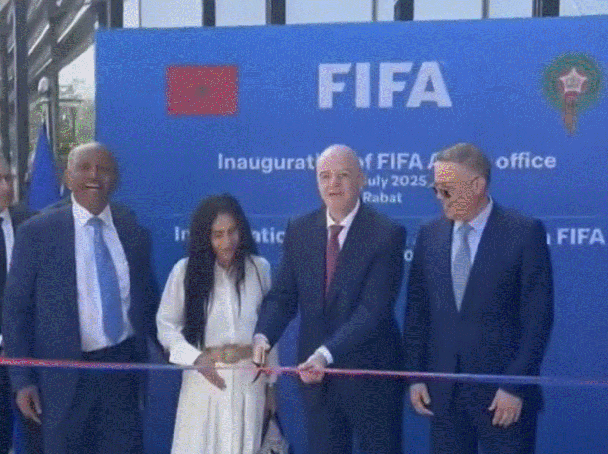 alt="Inauguration du bureau régional FIFA Rabat en juillet 2025 avec Gianni Infantino, Fouzi Lekjaa et Patrice Motsepe"