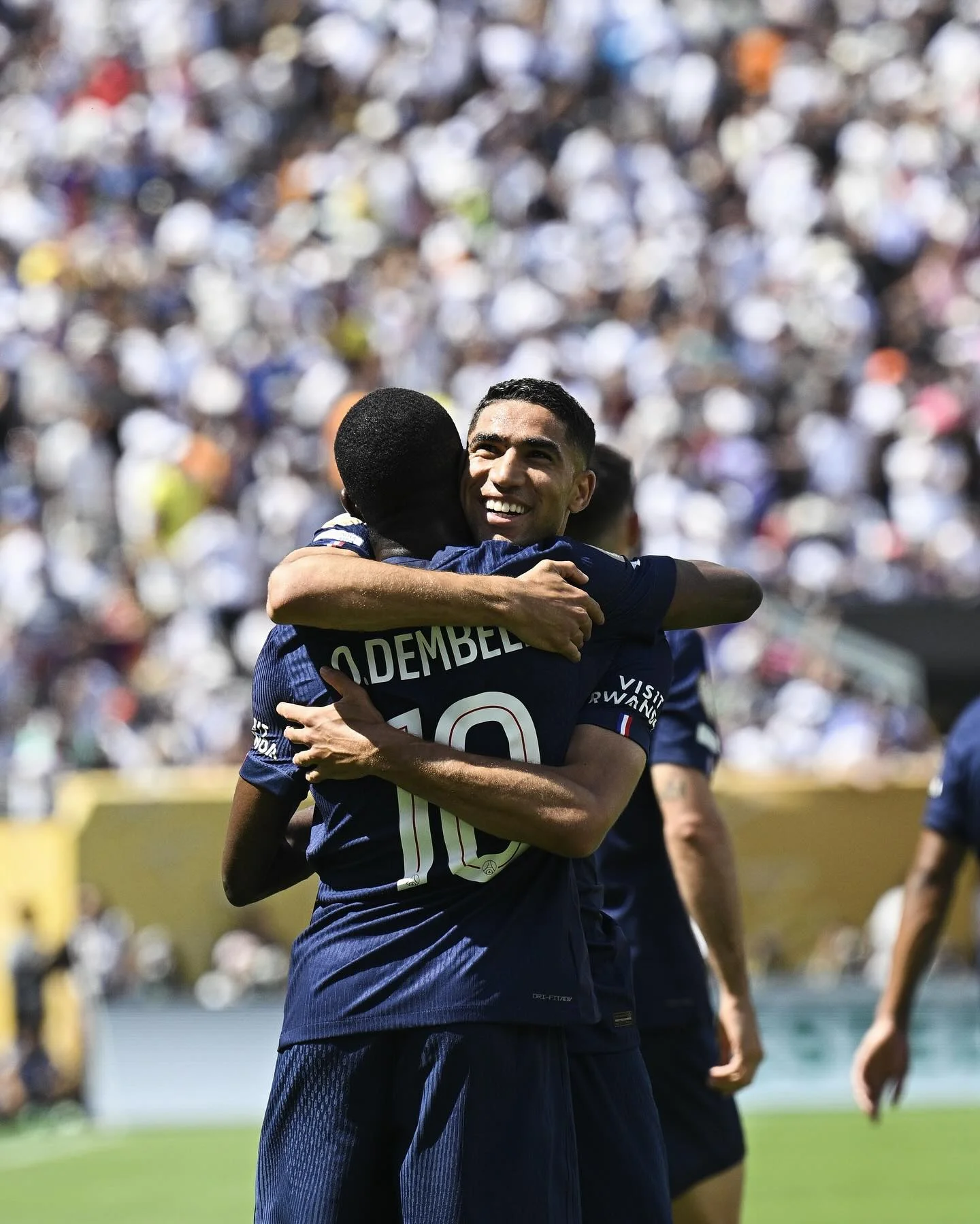 Hakimi et Dembélé célbrant le large succès du PSG face au Real Madrid en demi-finale de la Coupe du monde.