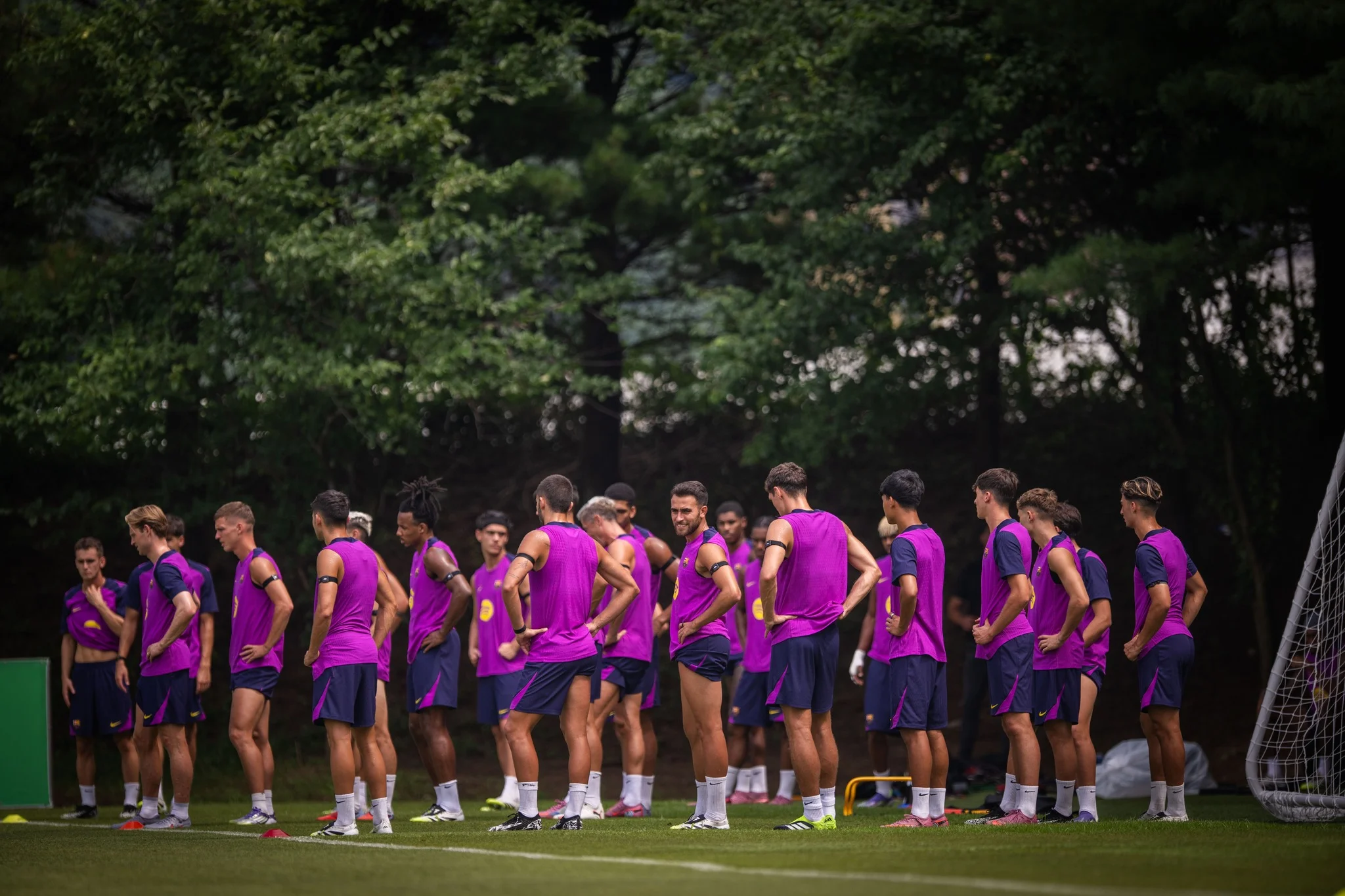 alt="Les joueurs du FC Barcelone à l’entraînement lors de la tournée asiatique estivale 2025"