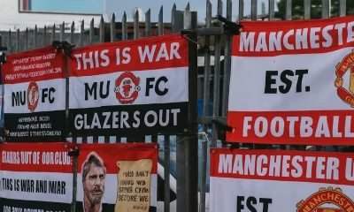 Banderoles de protestation contre les Glazers accrochées aux grilles d’Old Trafford