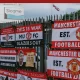 Banderoles de protestation contre les Glazers accrochées aux grilles d’Old Trafford