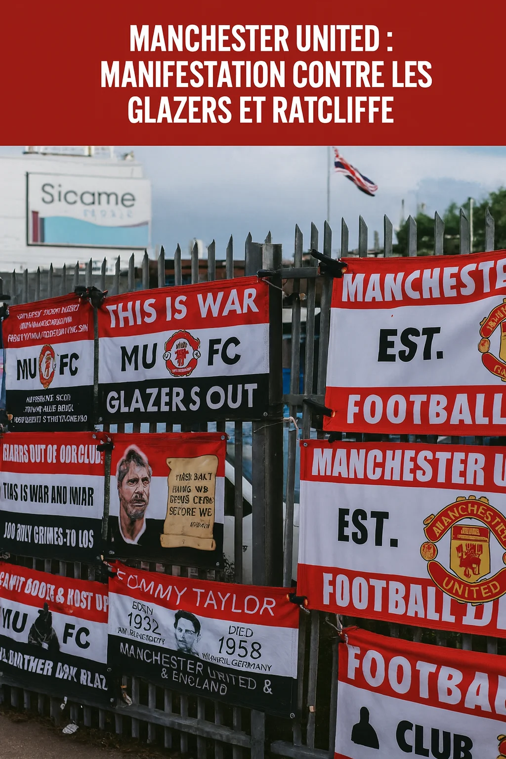 Banderoles de protestation contre les Glazers accrochées aux grilles d’Old Trafford