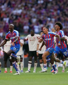 alt= Crystal Palce bat Liverpool au Community Shield 2025 suscitant l'explosion de joie des joueurs des Eagles. 