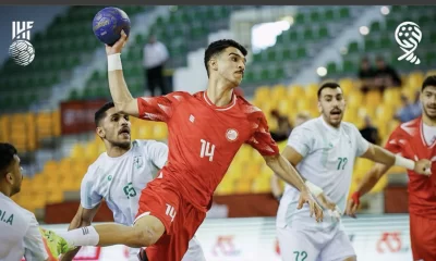 alt="Un joueur marocain U18 de handball en extension lors d’un tir face à la défense adverse pendant le Mondial 2025"