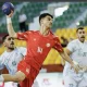 alt="Un joueur marocain U18 de handball en extension lors d’un tir face à la défense adverse pendant le Mondial 2025"