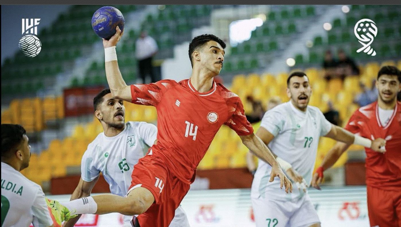 alt="Un joueur marocain U18 de handball en extension lors d’un tir face à la défense adverse pendant le Mondial 2025"