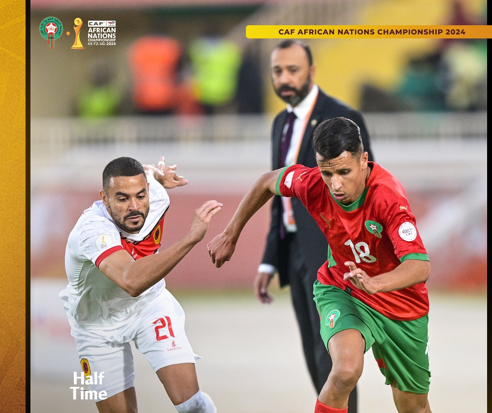 alt="Imad Riahi (Maroc) tente de résister à un défenseur angolais lors du match Maroc - Angola au CHAN 2024, sous les yeux du sélectionneur Tarek Sektioui."