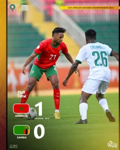 alt= Maroc bat la Zambie 3-1. Youssef Mehri tente de deribler un joueur Zambien.