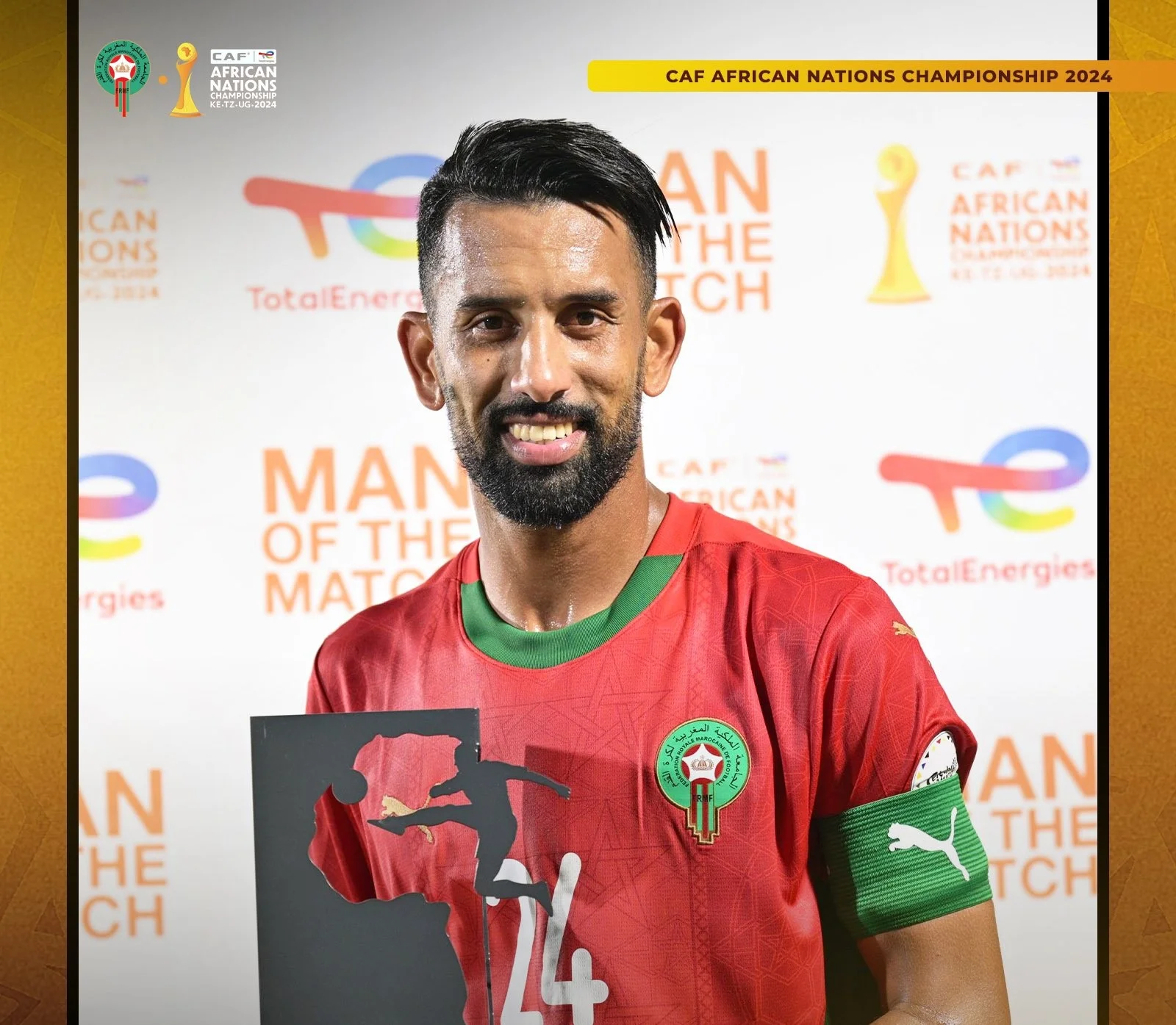 alt="Mohamed Rabie Hrimat, capitaine du Maroc, pose avec le trophée d’homme du match après la victoire contre l’Angola au CHAN 2024.