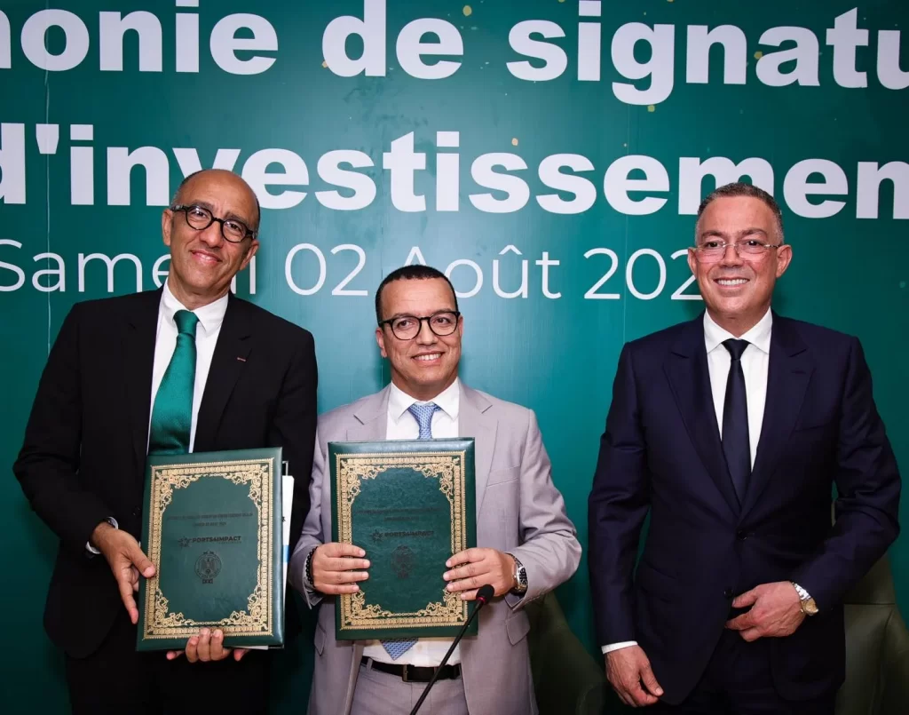 Jouad Ziyat, les représentants de Marsa Maroc et Fouzi Lekjaa, président de la FRMF, lors de la signature de la convention d’investissement avec le Raja, en présence de Fouzi Lekjaa.