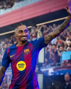 Raphinha souriant et saluant le public lors de la victoire du Barça qui balaye Côme au Trophée Gamper 2025.