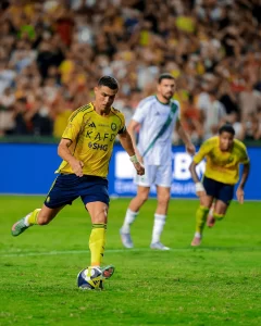 alt= Cristiano Ronaldo a ouvert le score pour son équipe Al-Nassr face à Al-Ahli en Supercoupe de l'Arabie Saoudite. 