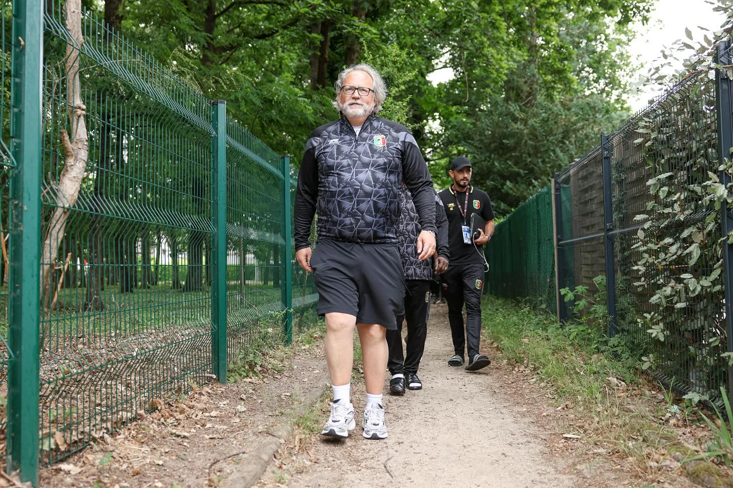 alt= Le sélectionneur du Mali, Tom Saintfiet vote Hakimi au Ballon d'or 2025.