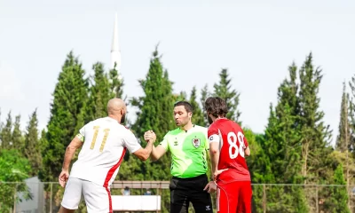 Nordin Amrabat, joueur du Wydad Casablanca, salue le capitaine de Turan Tovuz avant le coup d’envoi d’un match amical en Turquie, sous le regard de l’arbitre.