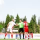 Nordin Amrabat, joueur du Wydad Casablanca, salue le capitaine de Turan Tovuz avant le coup d’envoi d’un match amical en Turquie, sous le regard de l’arbitre.