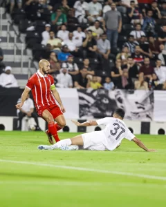 Le Capitaine du WAC, Nordi Amrabet, à l’offensive face à un défenseur d’Al Sadd lors du Trophée Al Ahrar. Ce match a montré que le WAC est encore en rodage.