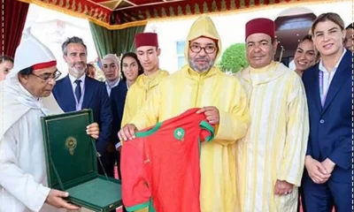 Sa Majesté le Roi Mohammed VI recevant un maillot de l’équipe nationale marocaine féminine lors de la célébration de la Fête du Trône 2025