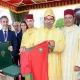Sa Majesté le Roi Mohammed VI recevant un maillot de l’équipe nationale marocaine féminine lors de la célébration de la Fête du Trône 2025