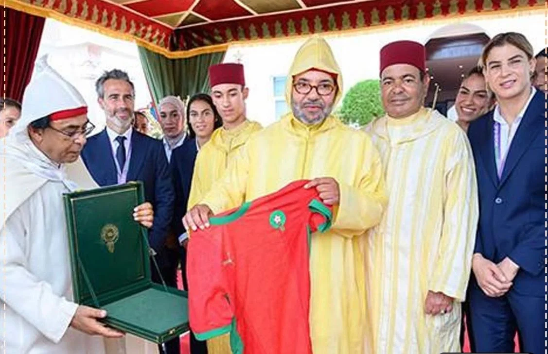 Sa Majesté le Roi Mohammed VI recevant un maillot de l’équipe nationale marocaine féminine lors de la célébration de la Fête du Trône 2025