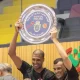 Joueurs du FUS Rabat célébrant leur titre de champion du Maroc 2024-2025 en basketball, brandissant le trophée dans une ambiance festive.