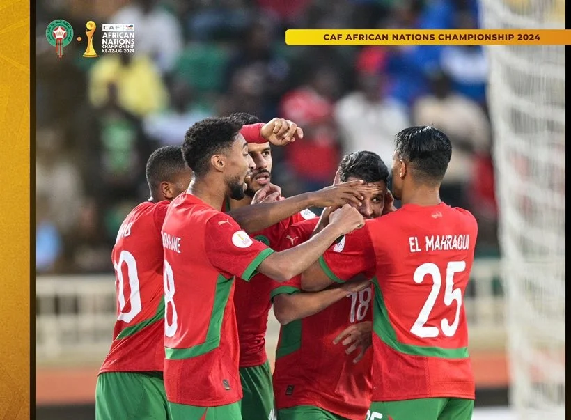Les joueurs marocains célèbrent un but face à l’Angola lors du CHAN 2024, score final 2-0 à Dar es Salaam.