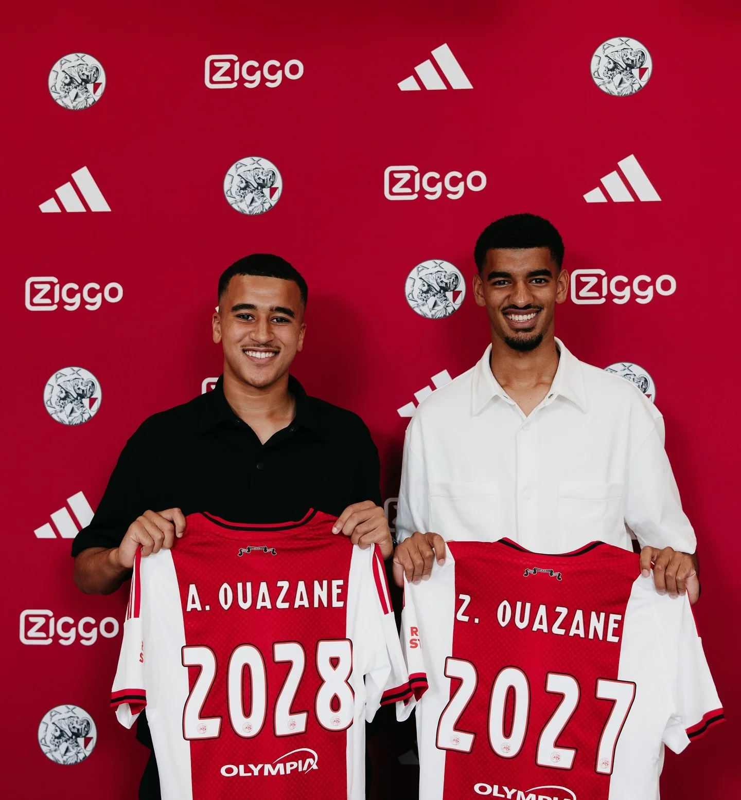 alt="Abdellah et Zakaria Ouazane posent avec leur maillot de l’Ajax après la signature de leurs contrats jusqu’en 2028 et 2027"