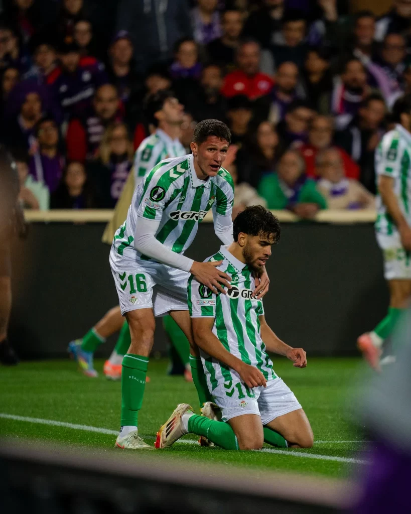 alt= Abde Ezzalzouli sous le maillot du Real Betis. 