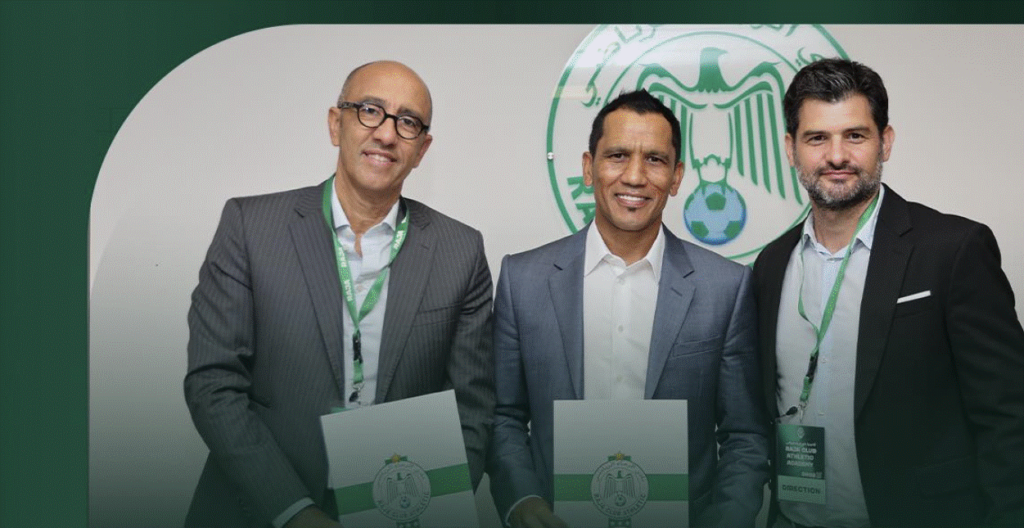 alt= Fadlu Davids divise le Raja Casablanca