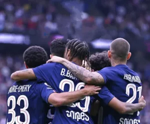 alt= Le PSG bat Lens 2-0 mais perd trois joueurs